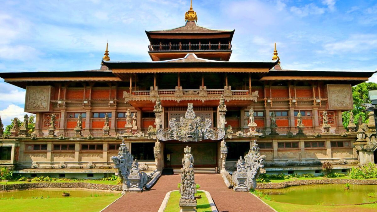 Gedung Museum Indonesia bergaya Bali