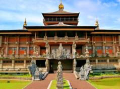 Gedung Museum Indonesia bergaya Bali