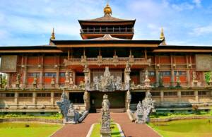 Gedung Museum Indonesia bergaya Bali