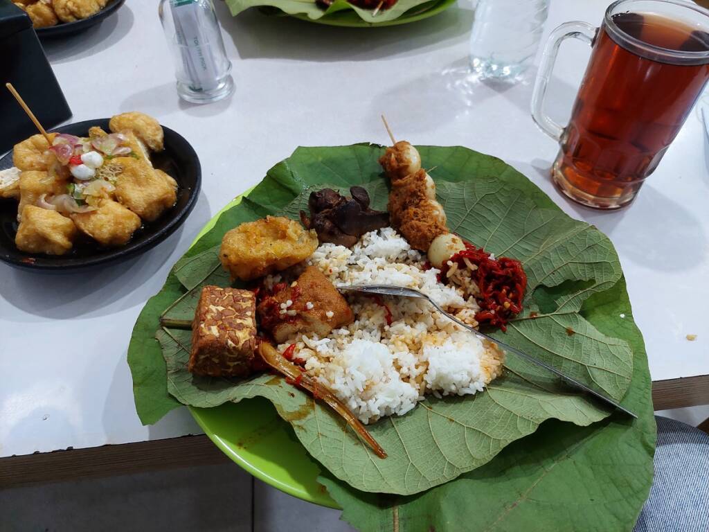 Nasi Jamblang Mang Dul juga menyediakan menu tahu gejrot yang manis, pedas dan segar