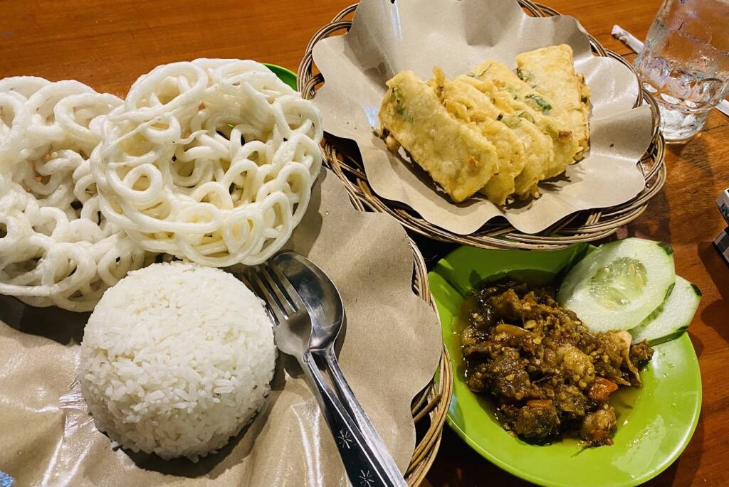 Oseng-oseng Mercon Bu Narti menjadi tujuan wisata kuliner pedas di Jogja