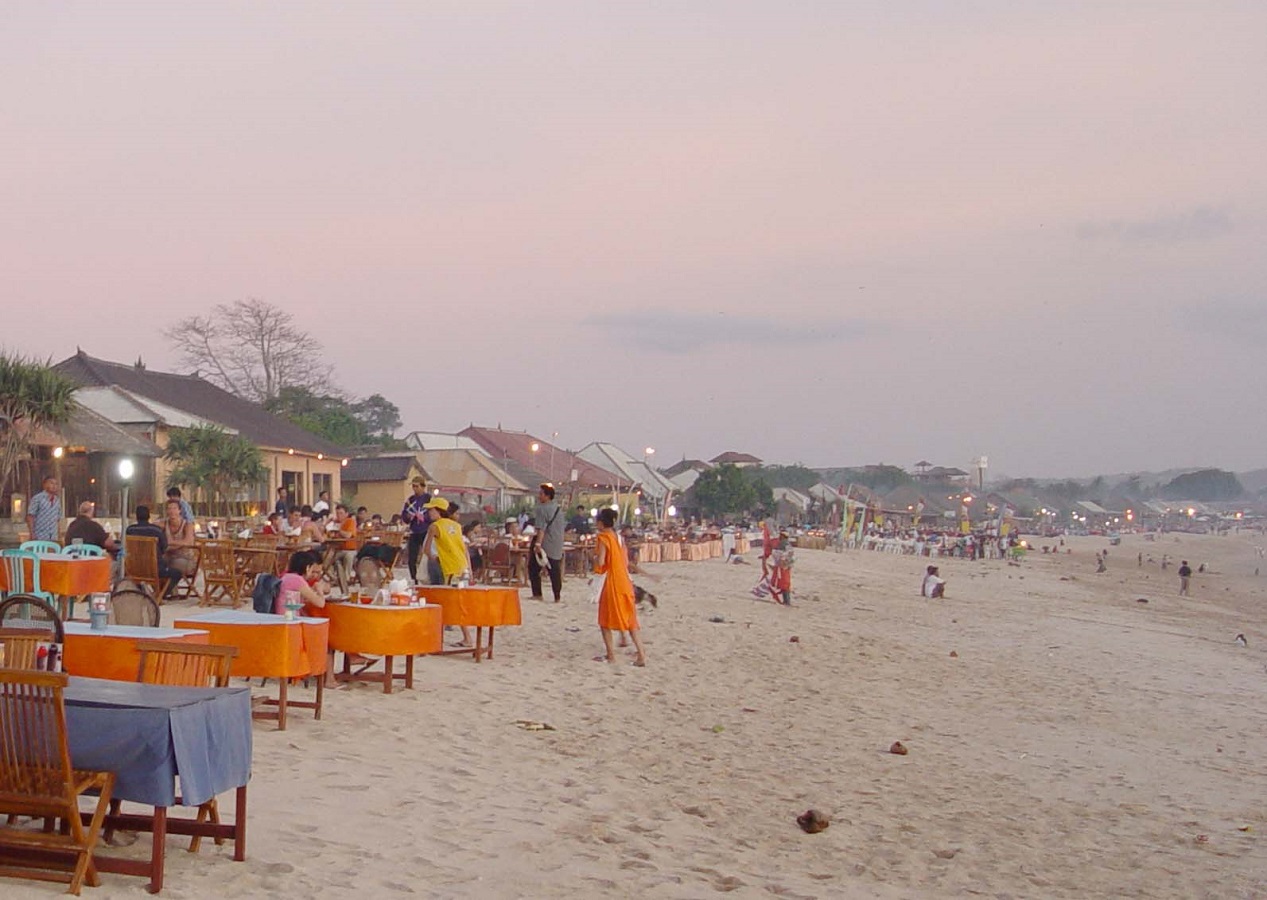 Menikmati sensasi makan di pinggir Pantai Jimbaran