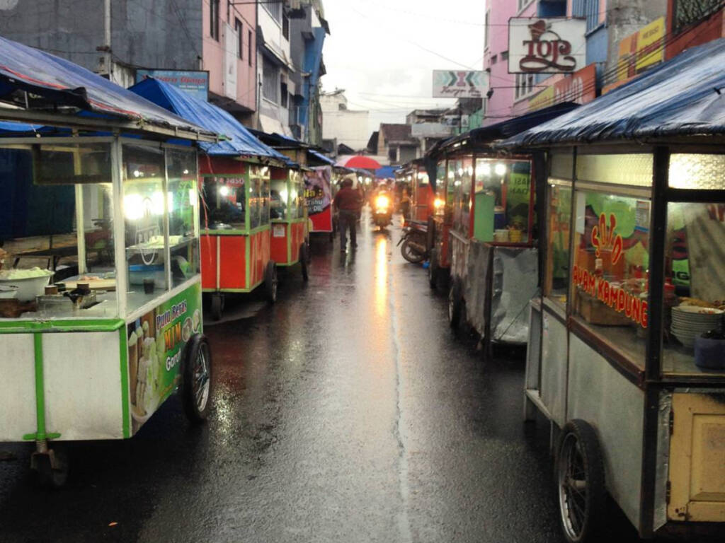 Pasar Ceplak menawarkan wisata kuliner dan jajanan layaknya pasar malam