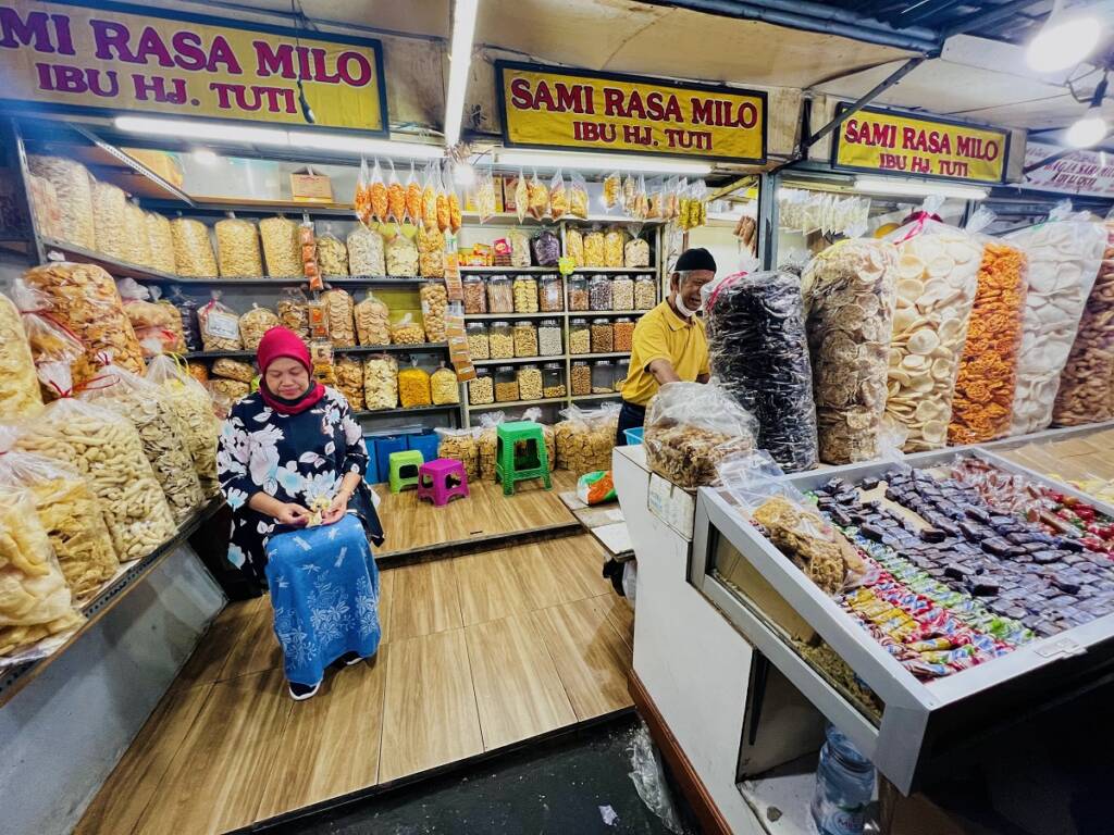 Wisatawan bisa membeli aneka jajanan kering dengan harga terjangkau di Toko oleh-oleh Pasar Kosambi Bandung