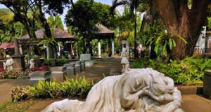 Patung wanita menangis di Museum Taman Prasasti Jakarta