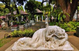 Patung wanita menangis di Museum Taman Prasasti Jakarta