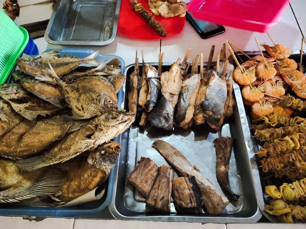 Dari lauk tempe goreng, ayam, ikan air tawar hingga seafood bisa dipilih di Penyetan Bang Ali