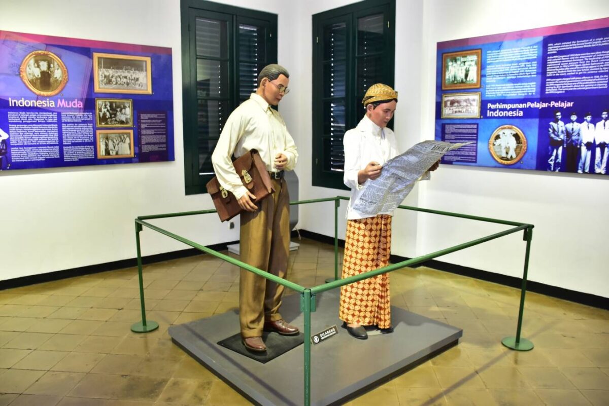 Replika Pemuda yang sedang Membaca Koran Benih Mardika