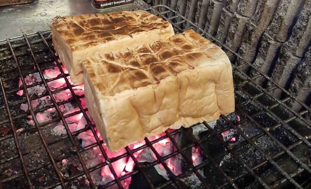 Roti Bakar 234 Gang Kote yang terkenal unik karena dibakar di atas arang