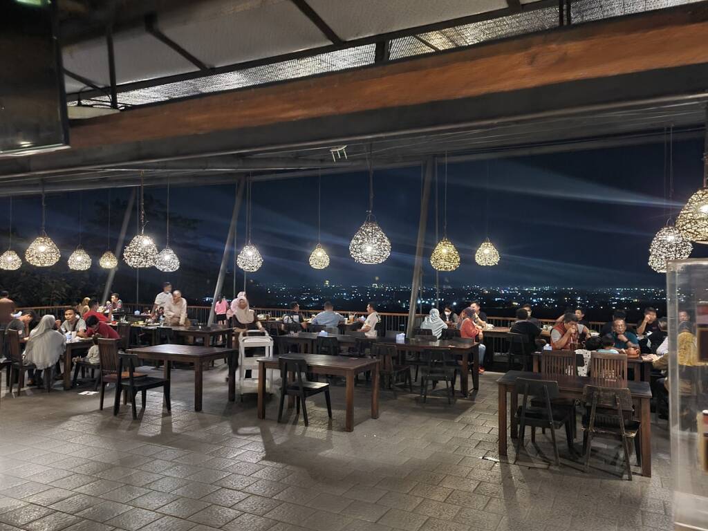Area Wisata Kuliner yang menawarkan pemandangan kota Cirebon