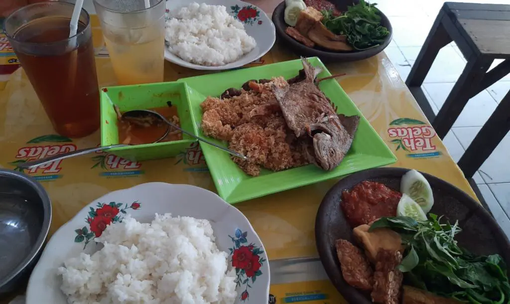 Ini dia warung ayam penyet Surabaya yang menyediakan menu sambal pencit