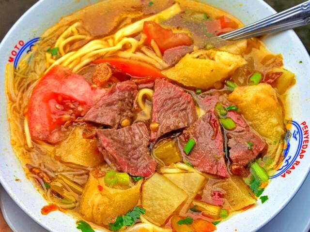 Hidangan soto lengkap dengan daging dan risoles