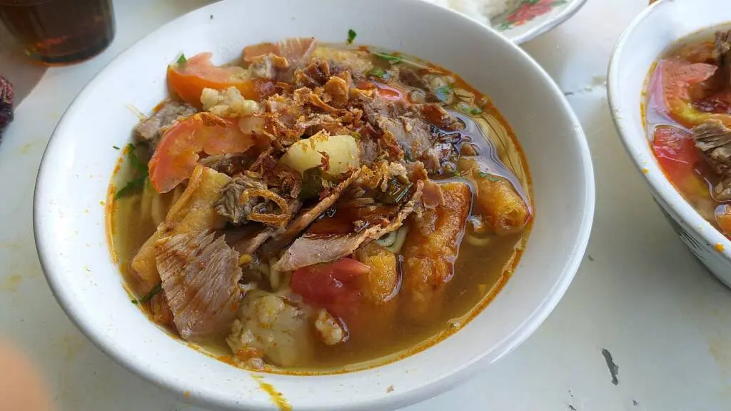 Tekstur renyah dari risol dan potongan daging cukup banyak menjadi ciri khas Soto Mie Pak Kumis