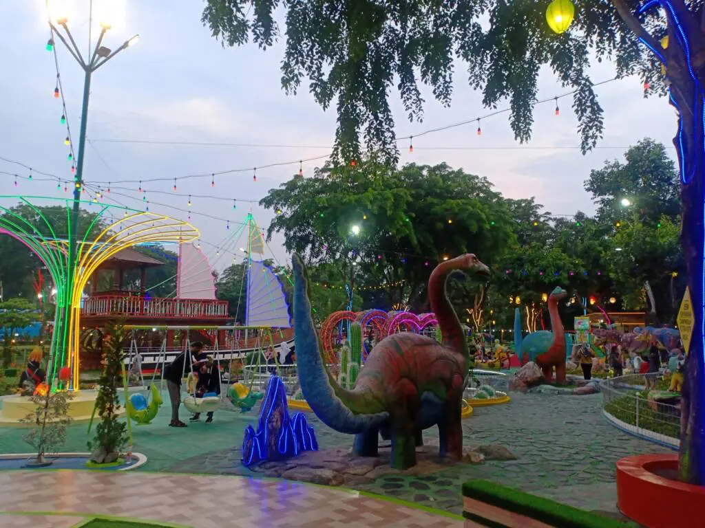 Keindahan taman yang dipenuhi dengan wahana permainan dan dekorasi yang lucu