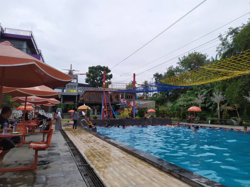 Kolam renang yang ada di Cianjur City Park
