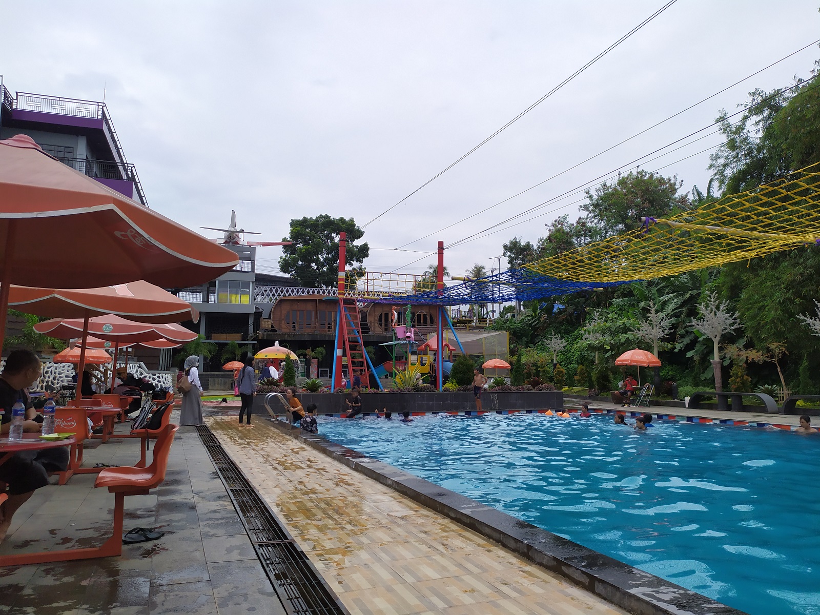 Kolam renang yang ada di Cianjur City Park