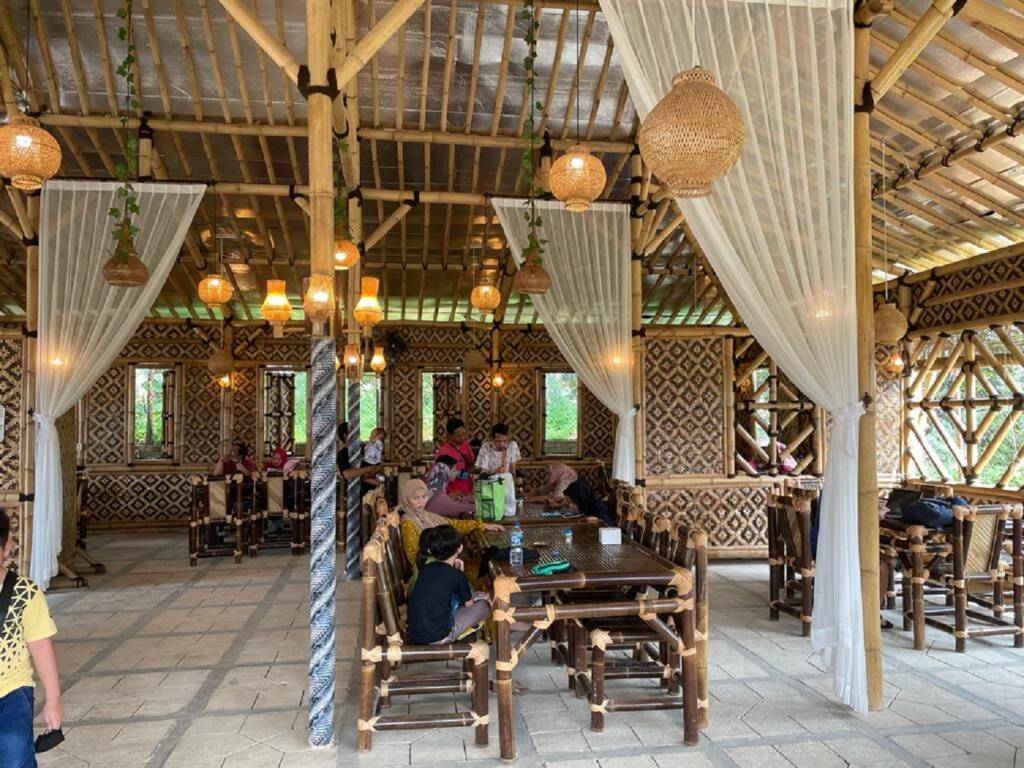 Tempat makan di Bubulak Tepi Sawah yang bernuansa tradisional