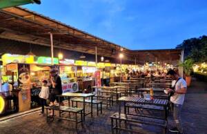 Suasana wisata kuliner malam di Bandung Pascal Food Market