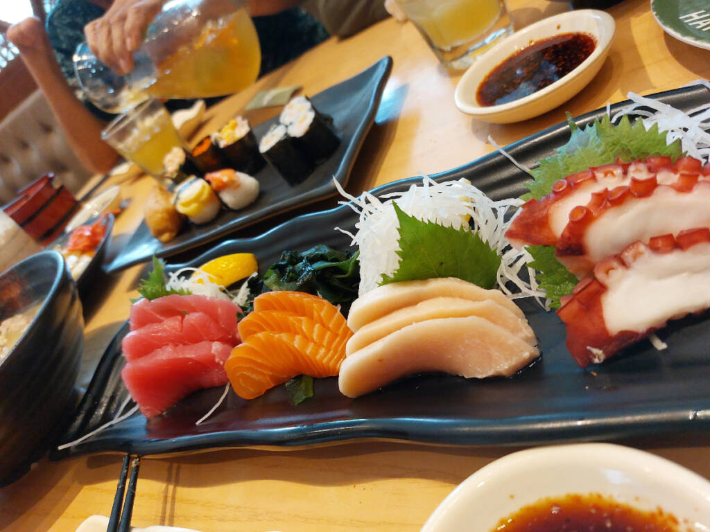 Sushi Tei menawarkan aneka macam sushi hingga sashimi berkualitas