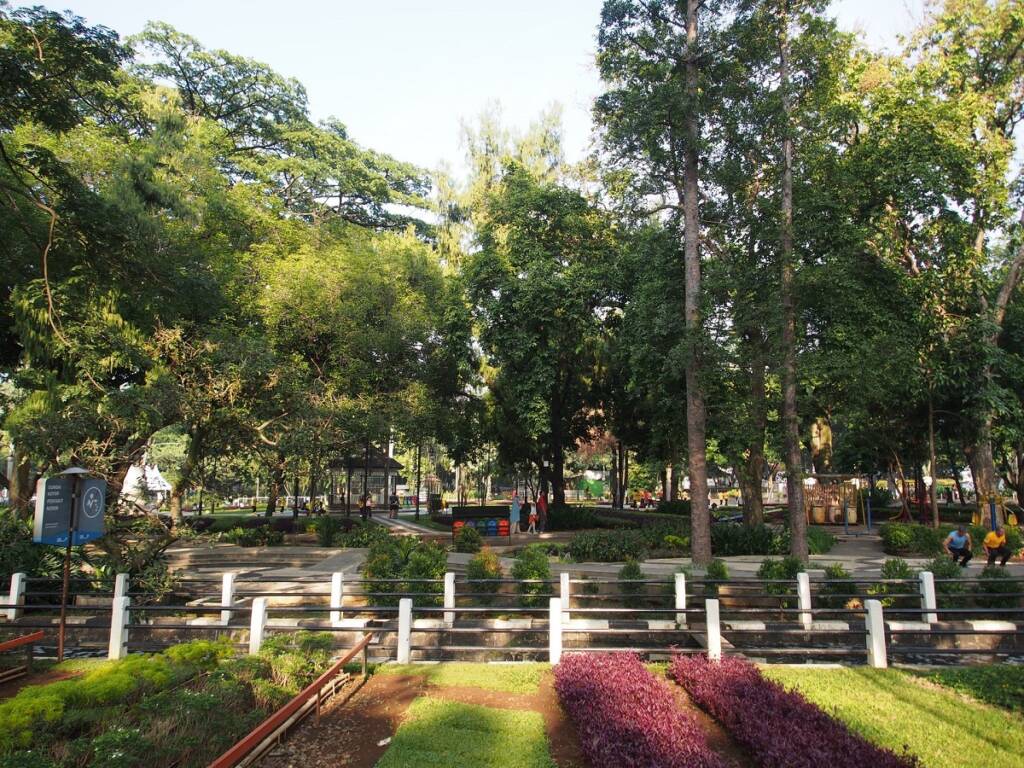 Taman Balai Kota yang merupakan salah satu pusat kegiatan sosial warga Bandung