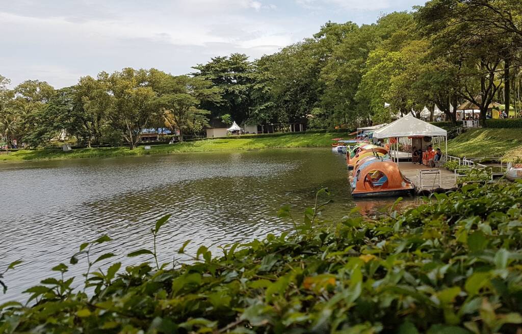 Taman Buah Mekarsari bukan hanya menyajikan suasana yang asri tapi juga menyajikan aneka wahana permainan