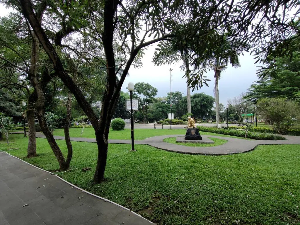 Taman Kencana menawarkan suasana teduh dan nyaman di tengah Kota Bogor