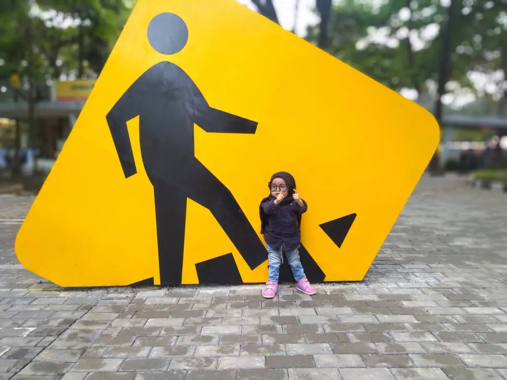 Belajar tentang rambu-rambu lalu lintas sekaligus bermain di Taman Lalu Lintas Ade Irma Suryani Nasution