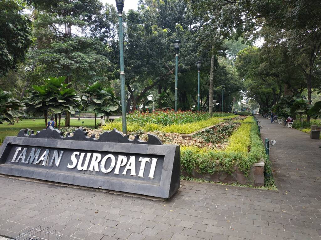 Taman Suropati menawarkan suasana sejuk dan rapi di tengah Kota Jakarta