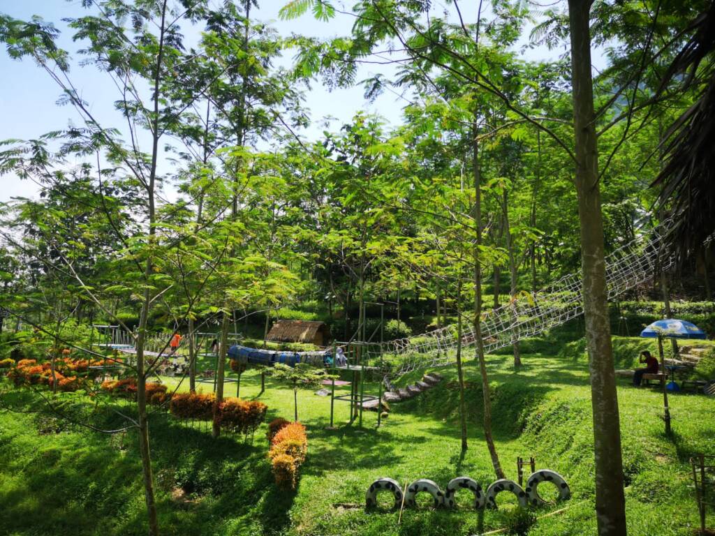 Taman yang hijau dan teduh di Leuwi Pangaduan