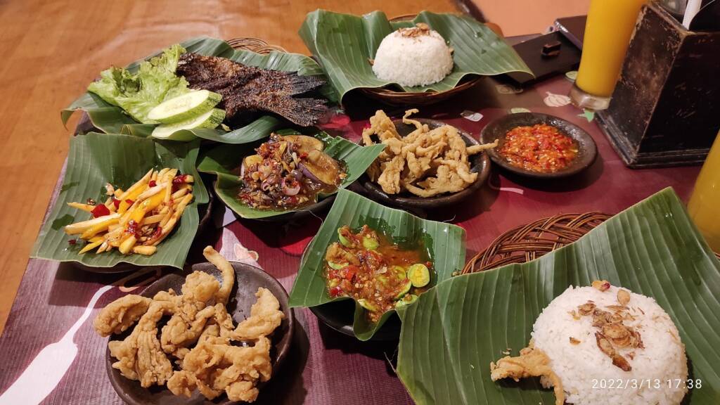Wisata Kuliner Depok di Waroeng SS dengan berbagai menu sambal 