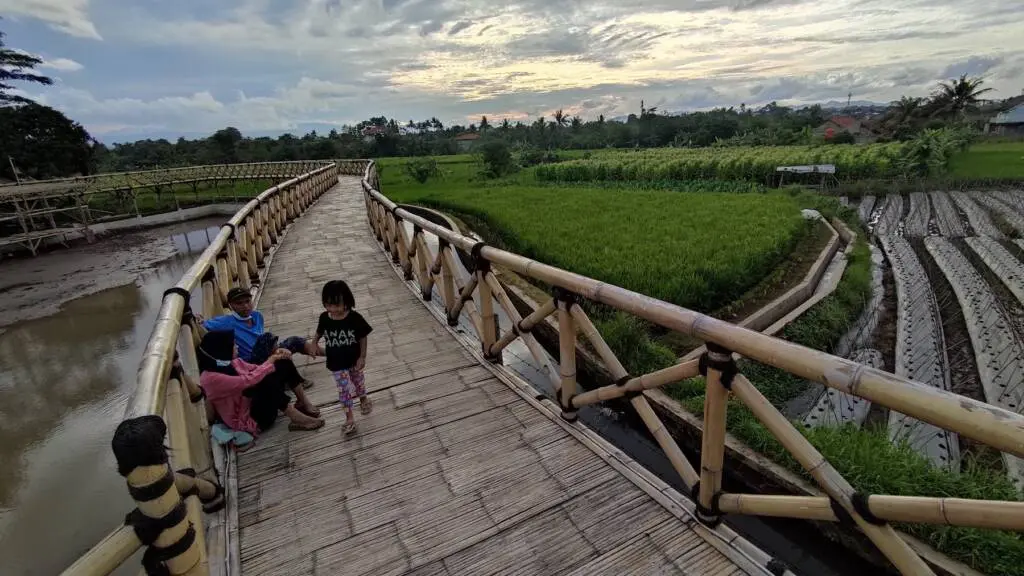 Jembatan bambu yang jadi ikon di Bubulak Tepi Sawah