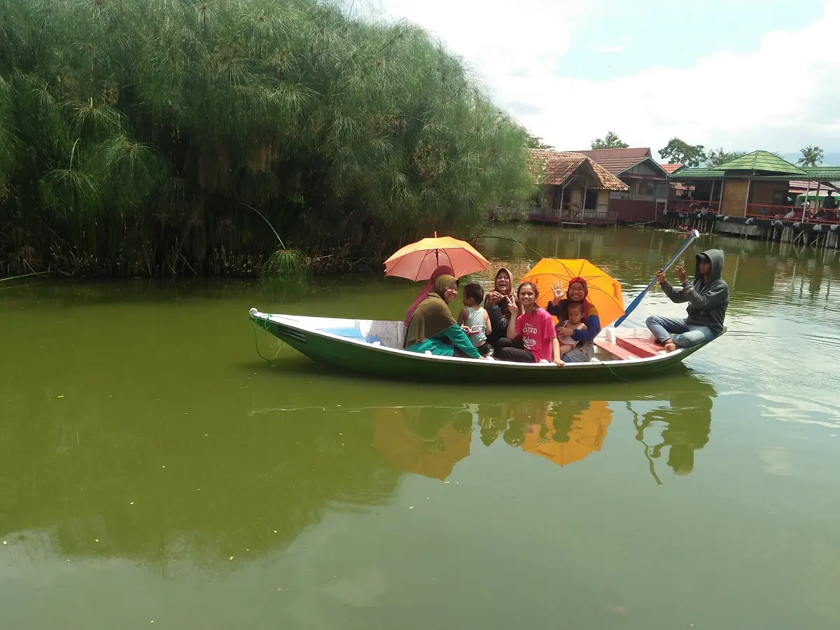 Wahana perahu yang ada di Villa Kancil Kampoeng Sunda
