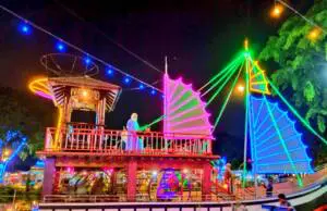wahana kapal warna-warni salah satu spot foto favorit di Rainbow Alamanda
