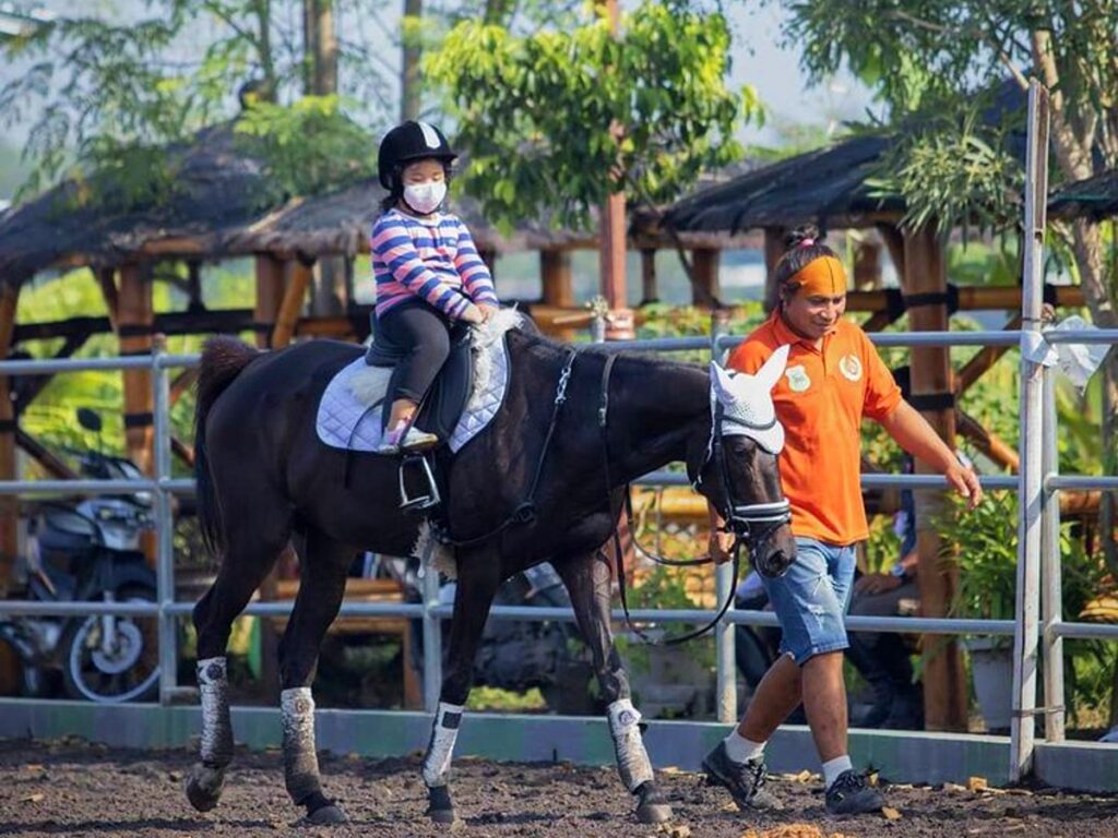 Anak kecil naik kuda di Yussar Fishing and playground