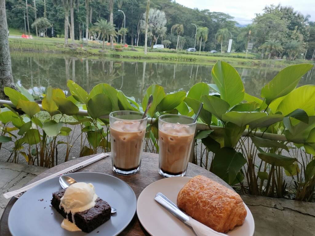 Anthology Coffe and Tea tempat ngopi di Bogor pinggir danau