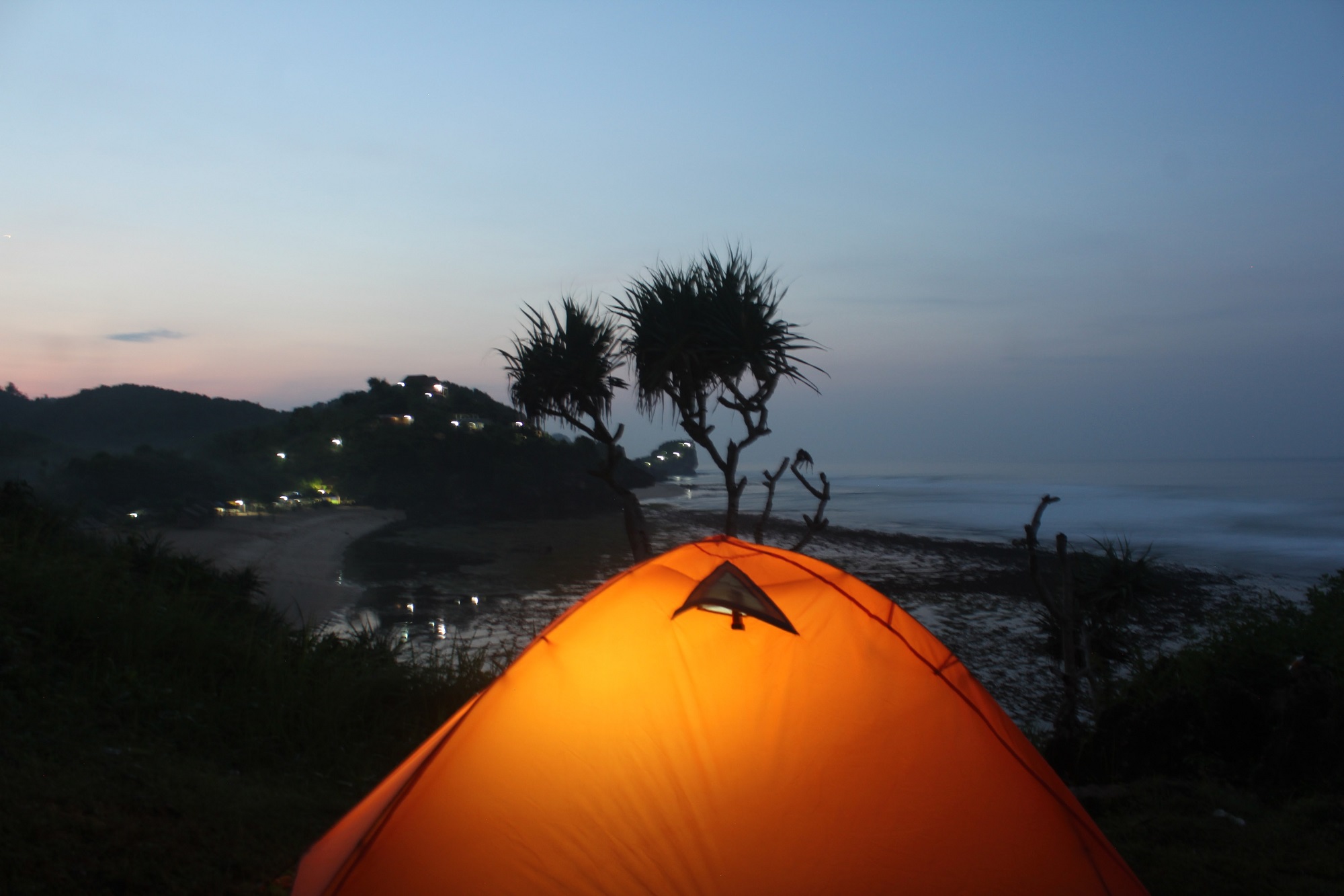 Bermalam dengan Camping di Pantai