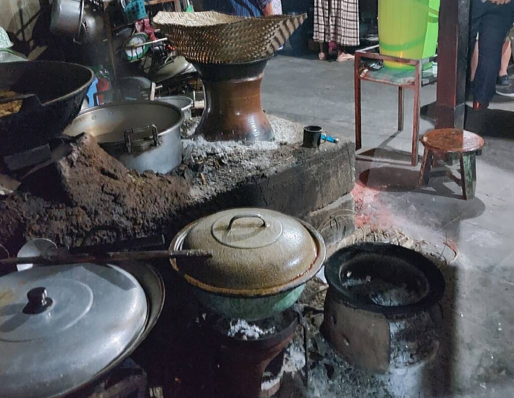 Gudeg Pawon masih diolah secara tradisional dimana proses memasaknya menggunakan tungku kayu bakar