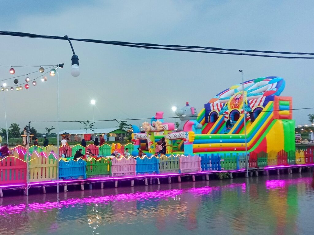 Istana balon merupakan salah satu wahana playground di Yussar Fishing and Playground