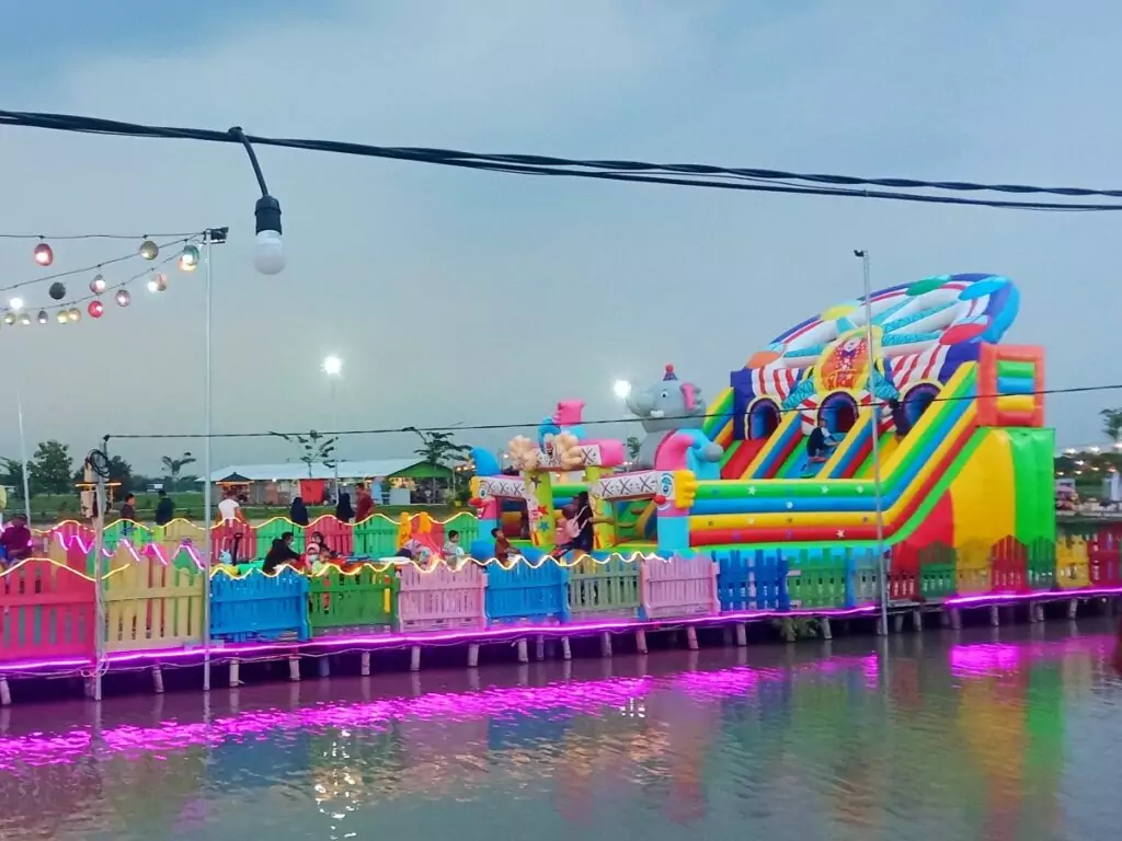 Istana balon merupakan salah satu wahana playground di Yussar Fishing and Playground