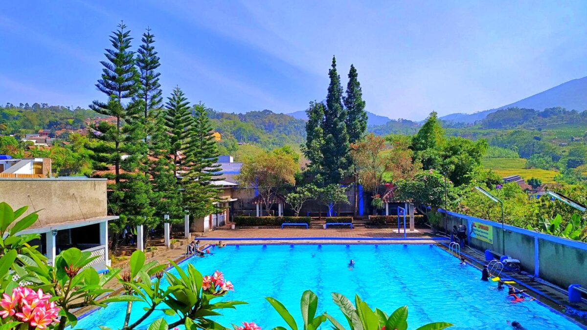 Kolam Renang Panorama berlatar keindahan Gunung Manglayang