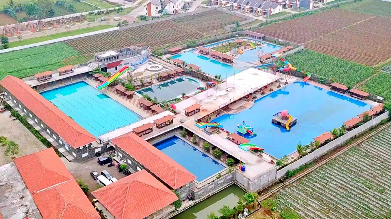 kolam renang dan permainan di Boash Waterpark Bogor