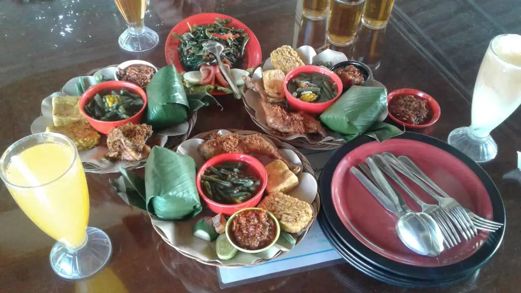 Restoran Lebak Sari Indah terkenal dengan menu nasi timbel kompletnya