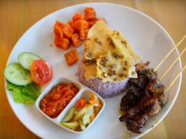 Mamih Ungu Resto and Cafe punya menu khas yaitu nasinya yang berwarna ungu