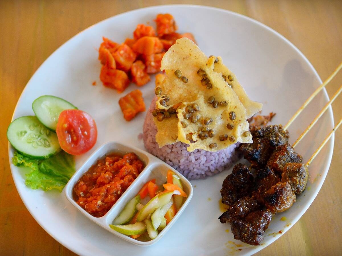 Mamih Ungu Resto and Cafe punya menu khas yaitu nasinya yang berwarna ungu