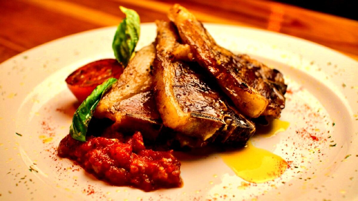 Berbagai pilihan menu bakaran wisata kuliner Tasikmalaya di Woody Kitchen