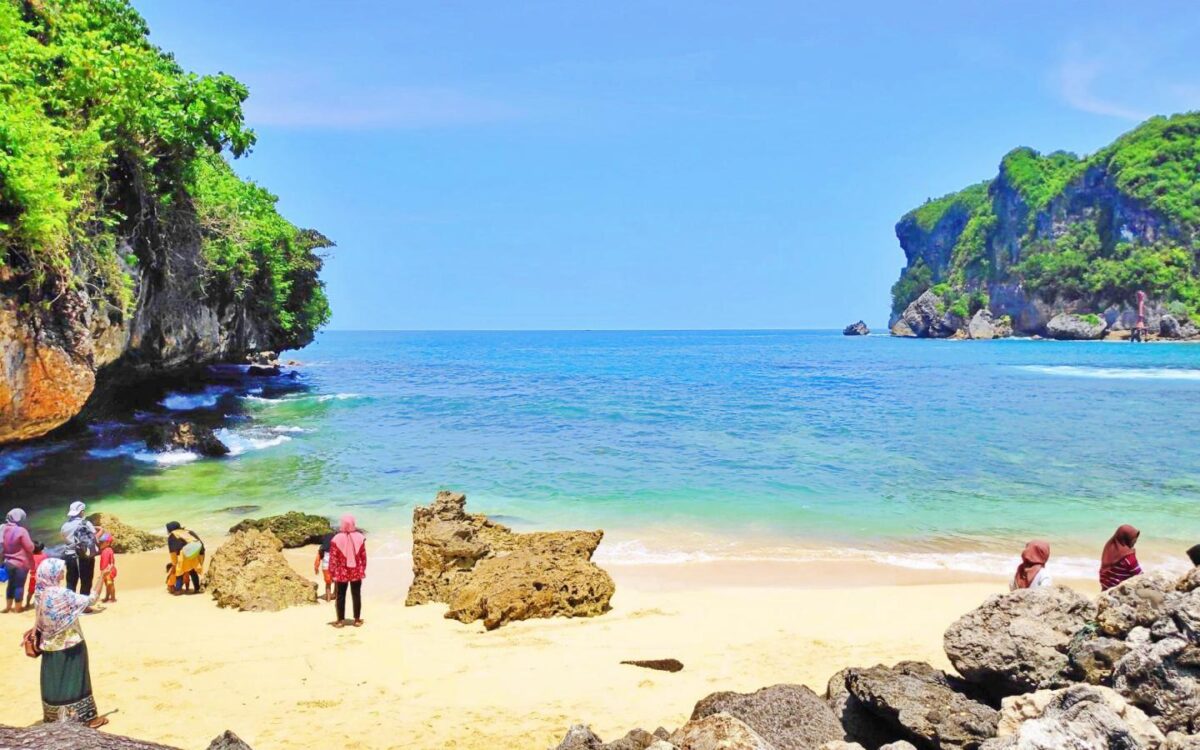 Area pantai berpasir putih dan berhias batuan karang
