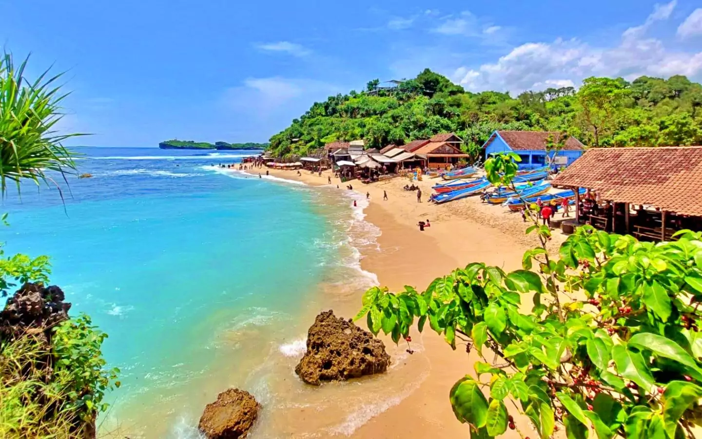 Keindahan pantai Ngandong terlihat dari atas
