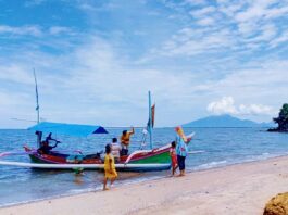 Pengunjung akan naik perahu di Pantai Tampora