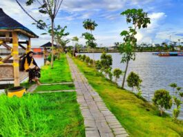 Pengunjung bersantai di tepi kolam Yussar Fishing