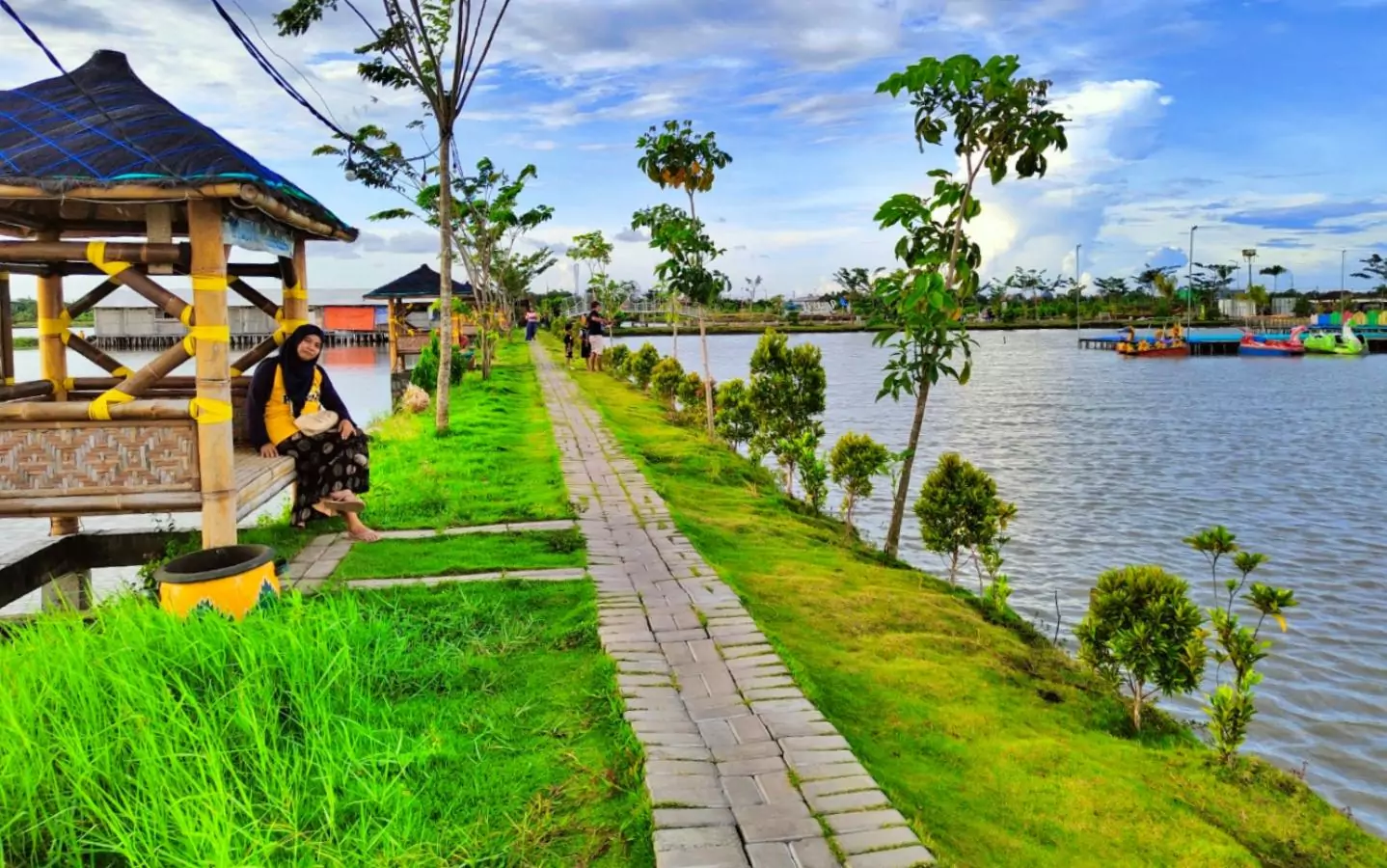 Pengunjung bersantai di tepi kolam Yussar Fishing